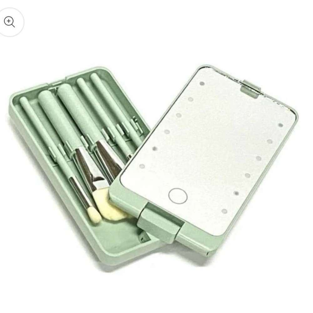 NWT VIVITAR LED MIRROR BRUSH SET - Mint Green